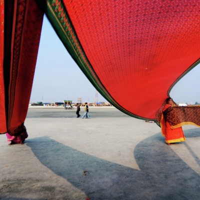 Women dry sharee at Gangasagar Mela