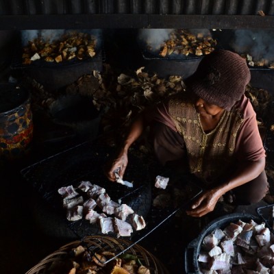 Pekerja Wanita di Pengasapan Ikan