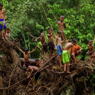 the kids play together