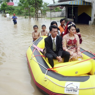 MEMPELAI GUNAKAN PERAHU KARET
