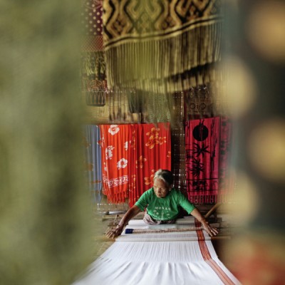 weaver from toraja
