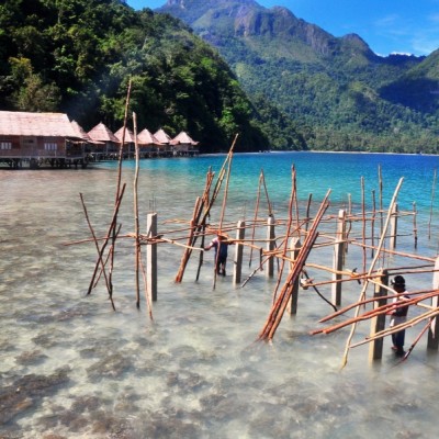 DI ATAS KARANG DI BAWAH TERIK MATAHARI
