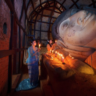 Praying in Buddha at Bagan