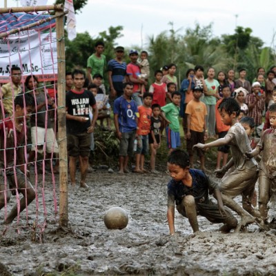bermain bola