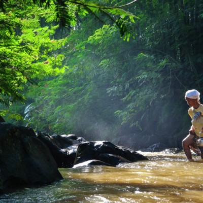 Mengantar bekal untuk suami