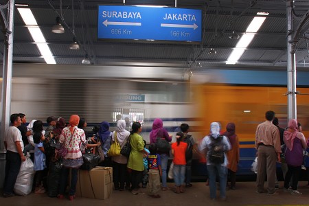 MENUNGGU KERETA BERIKUTNYA