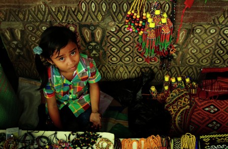gadis kecil penjual sufenir