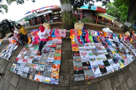 Penjual Pakaian Khas Kota Bukittinggi