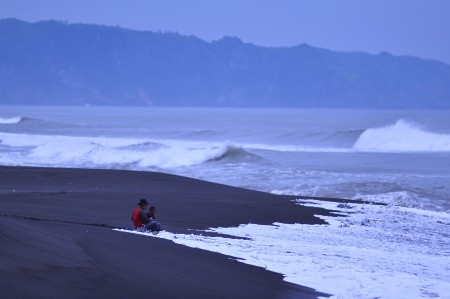 Bercanda dengan deburan ombak