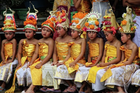 Menunggu giliran pentas Tari Rejang Dewa