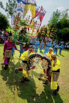 The Procession of Bambu Buncis