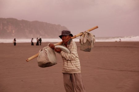 Bapak penjual jajanan