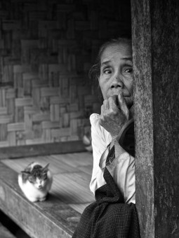 Wanita Tua Baduy dan Kucingnya