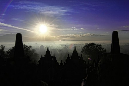 Candi Borobudur menyambut mentari pagi
