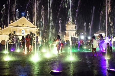 Having fun at the plaza's fountain