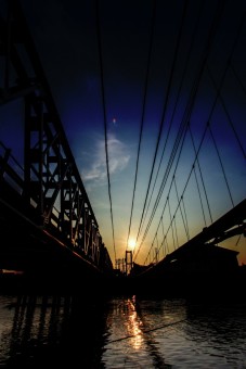 Senja di bawah jembatan
