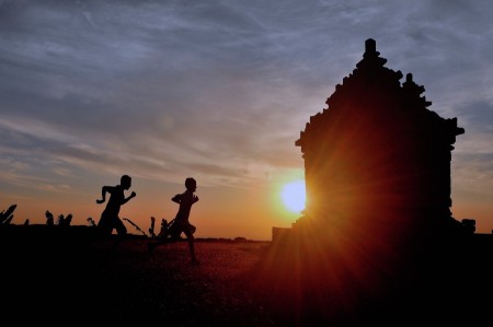 Bermain di Candi Ijo