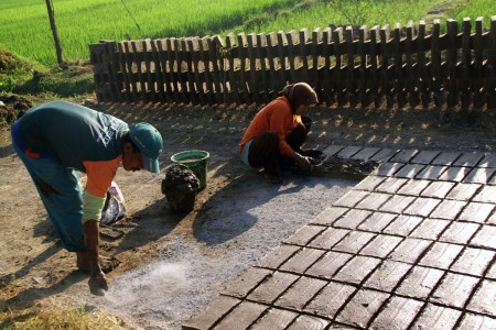 Sepasabg Suami Istri Pembuat Batubata