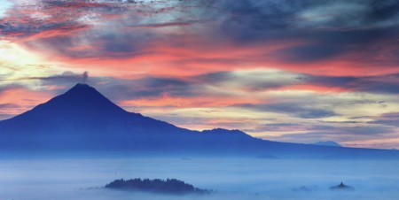 Merapi dan Borobudur