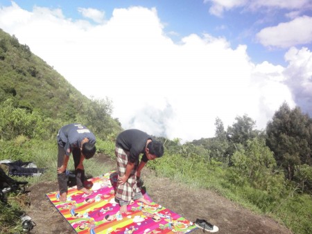 Sholat iku gampang, nanging ojo digawe gampang