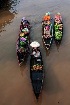 Penjual Sayur dan Buah Terapung