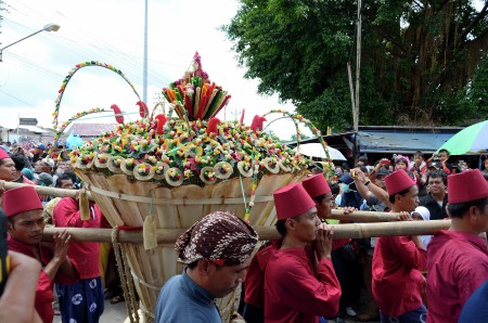 "Gunungan Wadon" Tradisi Upacara Gerebeg Keraton
