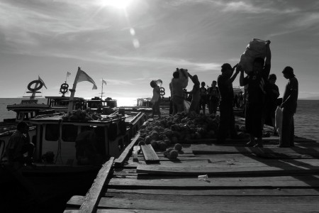Aktivitas di Dermaga Canti