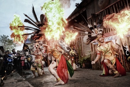 "Tarian Dayak Mahelat Lebo"