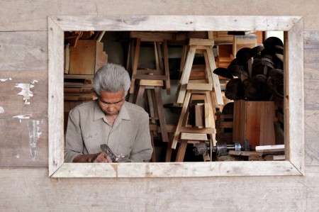 Pembuat Kursi Kayu dan Centong