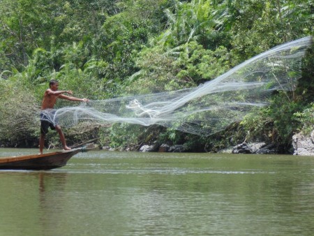 menjala ikan