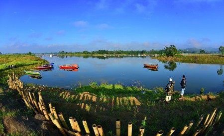 Danau dan hangatnya pagi