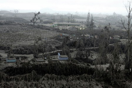 DISELIMUTI DEBU VULKANIK SINABUNG