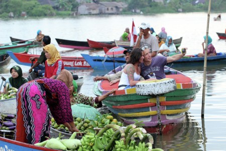 Berwisata di Pasar Terapung LOKBAINTAN.