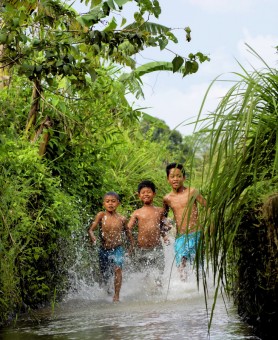 Keceriaan anak desa