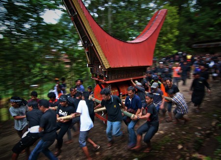 Mengarak Jenazah