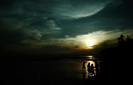 Di tepi pantai