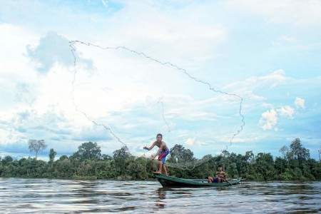 menjala ikan