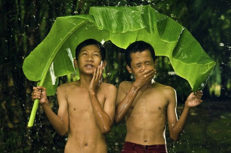 dibawah daun pisang