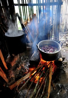 Tungku dan Kayu Bakar
