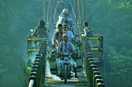 Pagi nan Sibuk di Jembatan Pundong