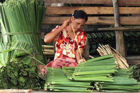 Pembuat atap daun nipah