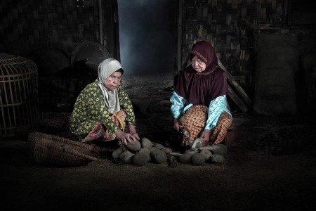 nenek pemecah batu