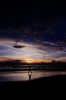 Gadis kecil di tepi pantai Jakat