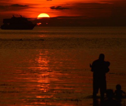 senja di pantai pede
