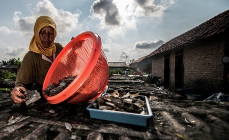 menjemur Kerupuk Kulit