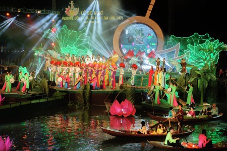 Night Festival of Traditional Don Ca Tai Tu Musical Performance_