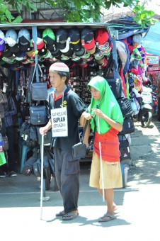 Sepasang Tukang Pijat Keliling