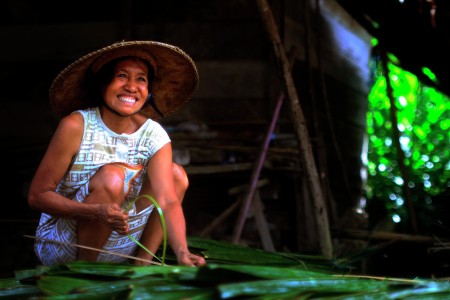 pembuat atap daun sagu