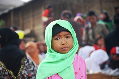 Anak kecil berkerudung hijau