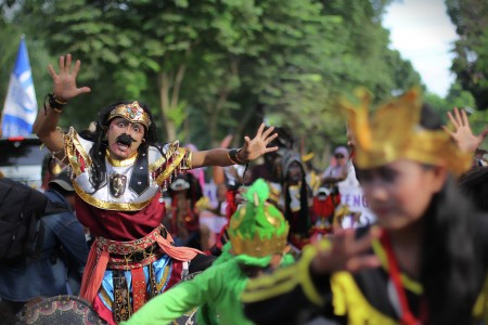 TUNJUKAN PERBEDAANMU